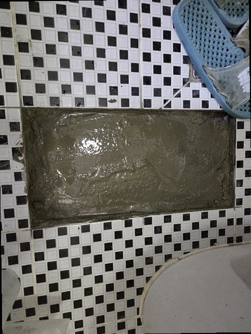 부평구 누수탐지 벽면 얼룩과 천장 누수 흔적을 확인하는 모습