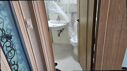부평구 누수탐지 욕실 벽면과 천장 누수 흔적을 확인하는 현장 모습