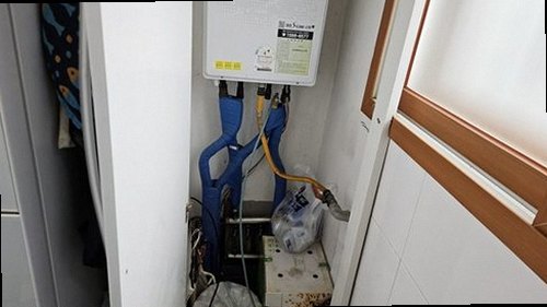 부평구 누수탐지 천장 얼룩과 보일러 주변 배관을 점검하는 모습