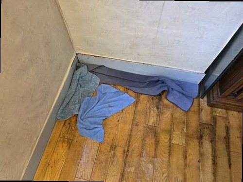 남양주 누수탐지 거실 벽면과 바닥의 누수 흔적을 확인하는 현장 모습