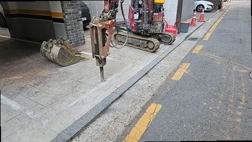 서울 중구 누수탐지 수도계량기 별침과 배관 압력검사를 확인하는 모습