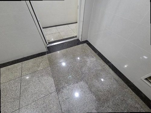 동대문구 누수탐지 수도계량기 별침과 욕실 천장 누수 흔적을 비교하는 점검 이미지