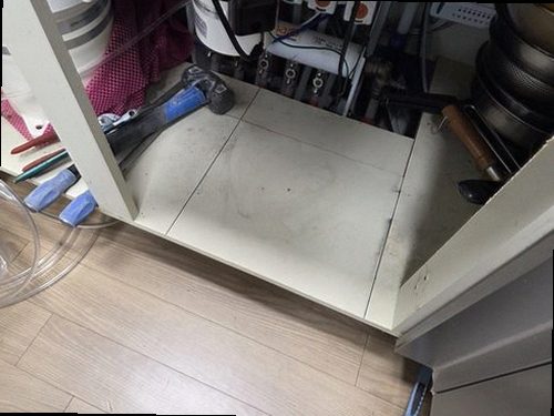 남동구 누수탐지 누수 검사를 위해 압력계와 청음탐지기를 사용하는 현장