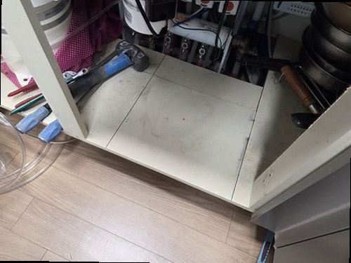 종로구 누수탐지 싱크대 하부장과 벽면 변색 상태를 확인하는 현장