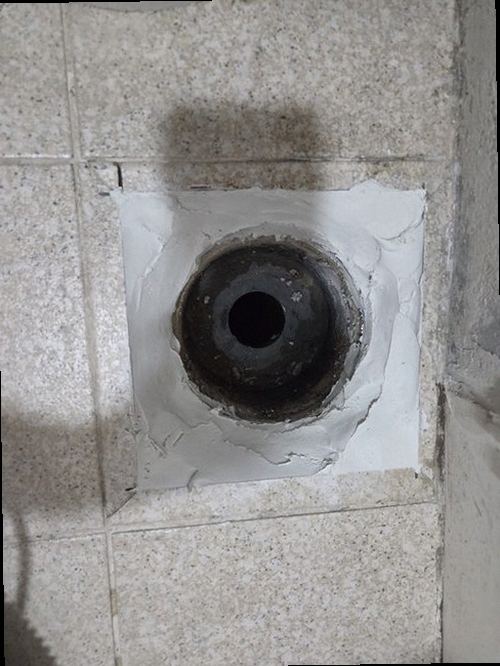 천안시 동남구 누수탐지 아래층 욕실 천장에 번진 물자국과 백화 현상