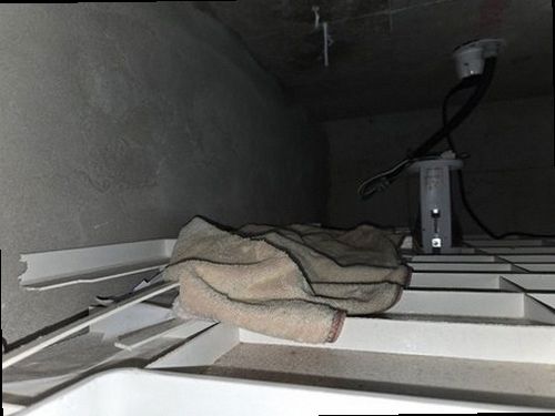 파주 누수탐지 주방 천장과 싱크대 하부의 누수 흔적을 확인하는 현장