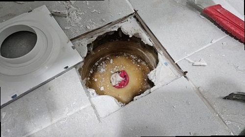 파주 누수탐지 욕실 변기 주변 물기와 천장 누수 흔적 확인 모습