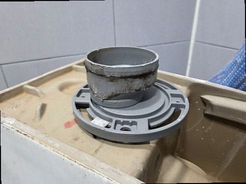 파주 누수탐지 천장 물자국과 습기 흔적을 확인하는 모습