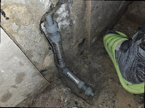 계양구 누수탐지 천장과 벽면에 나타난 누수 흔적을 비교하는 모습