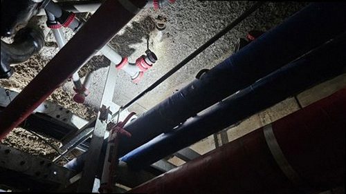 계양구 누수탐지 배관에 공압을 주입하고 압력 게이지 변화를 확인하는 모습