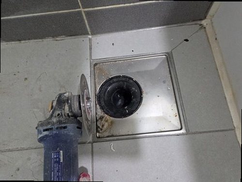 계양구 누수탐지 계량기와 공압 측정 장비를 활용해 배관 상태를 점검하는 모습