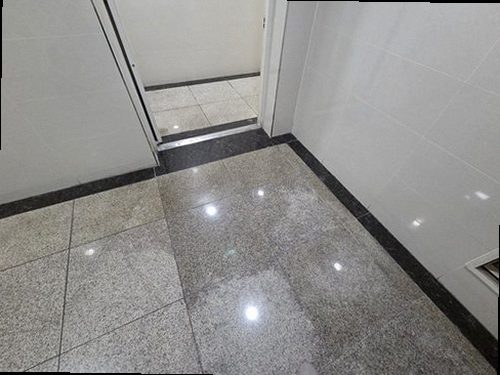 계양구 누수탐지 옥상 바닥 균열과 배수구 주변 방수 상태를 확인하는 현장
