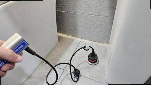 사하구 누수탐지 수도계량기 별침과 주변 밸브를 확인하는 모습