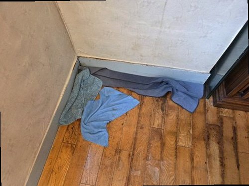 사하구 누수탐지 거실 마루 변색과 걸레받이 들뜸이 나타난 누수 현장