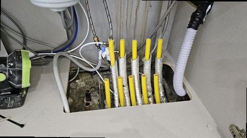 수정구 누수탐지 가정 내 급수관과 난방관의 배관 구조를 보여주는 단면도